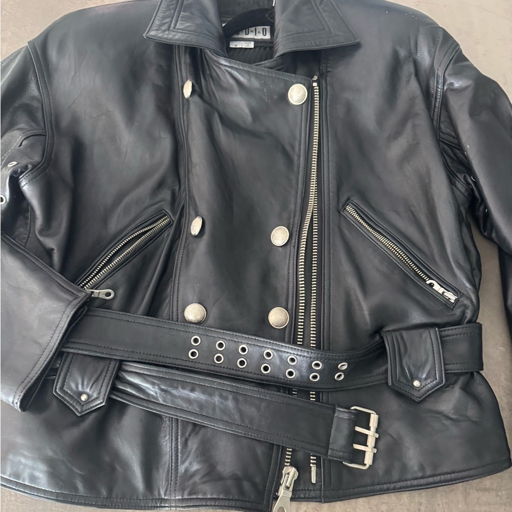 Truly VINTAGE but in excellent condition 🖤barely worn
Zoom in 4 all the details